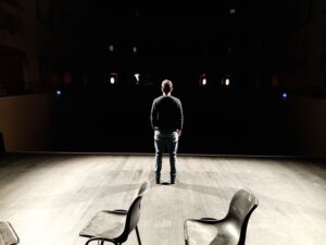 attore dei laboratori teatrali a Chiavari da solo sul palco